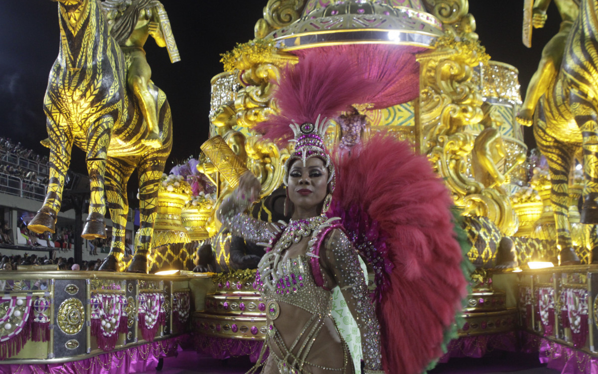 G.R.E.S Mangueira desfila nesta primeira noite de desfile do Grupo Especial, neste domingo(19). Foto: Marcos Porto / Agencia O Dia