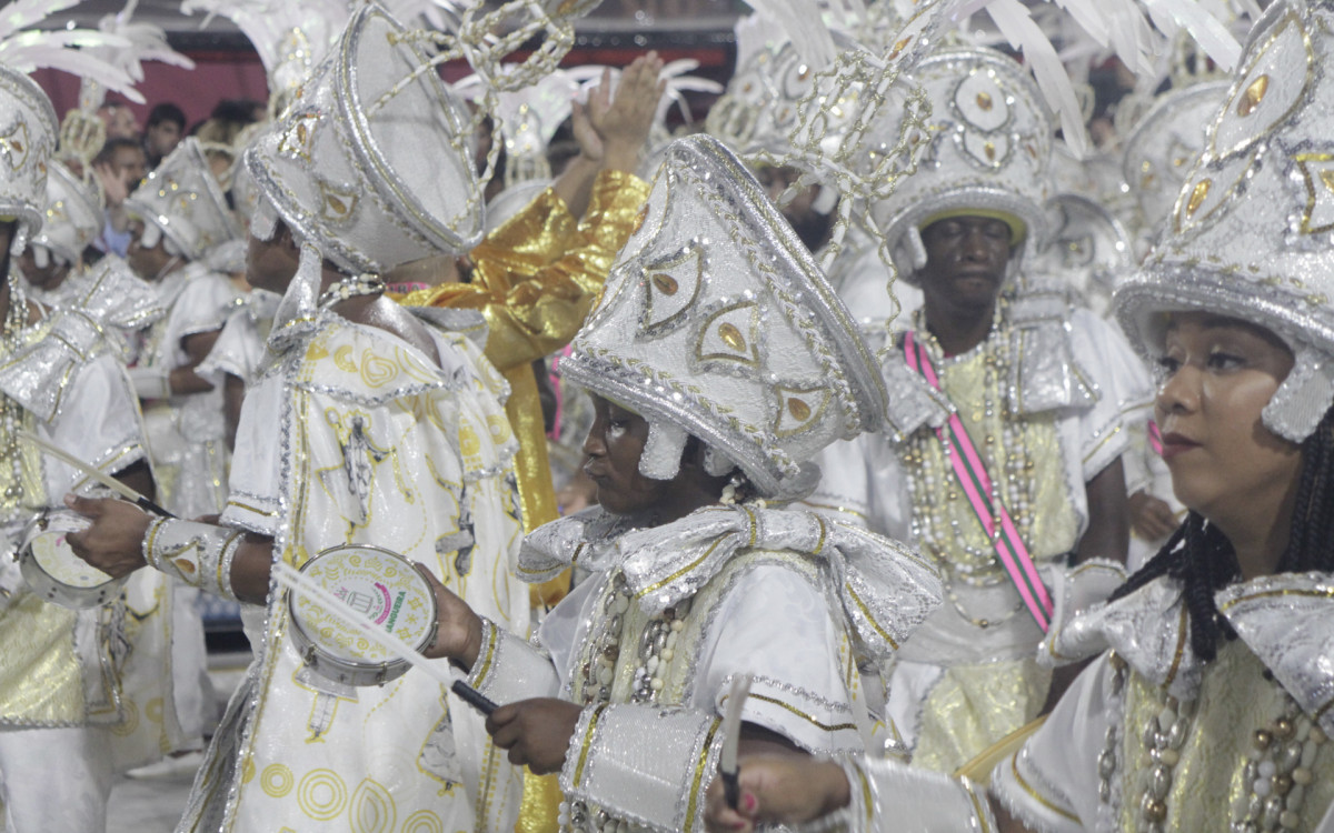 G.R.E.S Mangueira desfila nesta primeira noite de desfile do Grupo Especial, neste domingo(19). Foto: Marcos Porto / Agencia O Dia