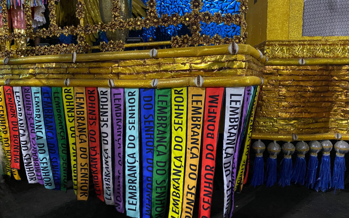 Integrantes da Unidos da Tijuca amarram fitas do Senhor do Bonfim e pediram a vit&oacute;ria para a escola