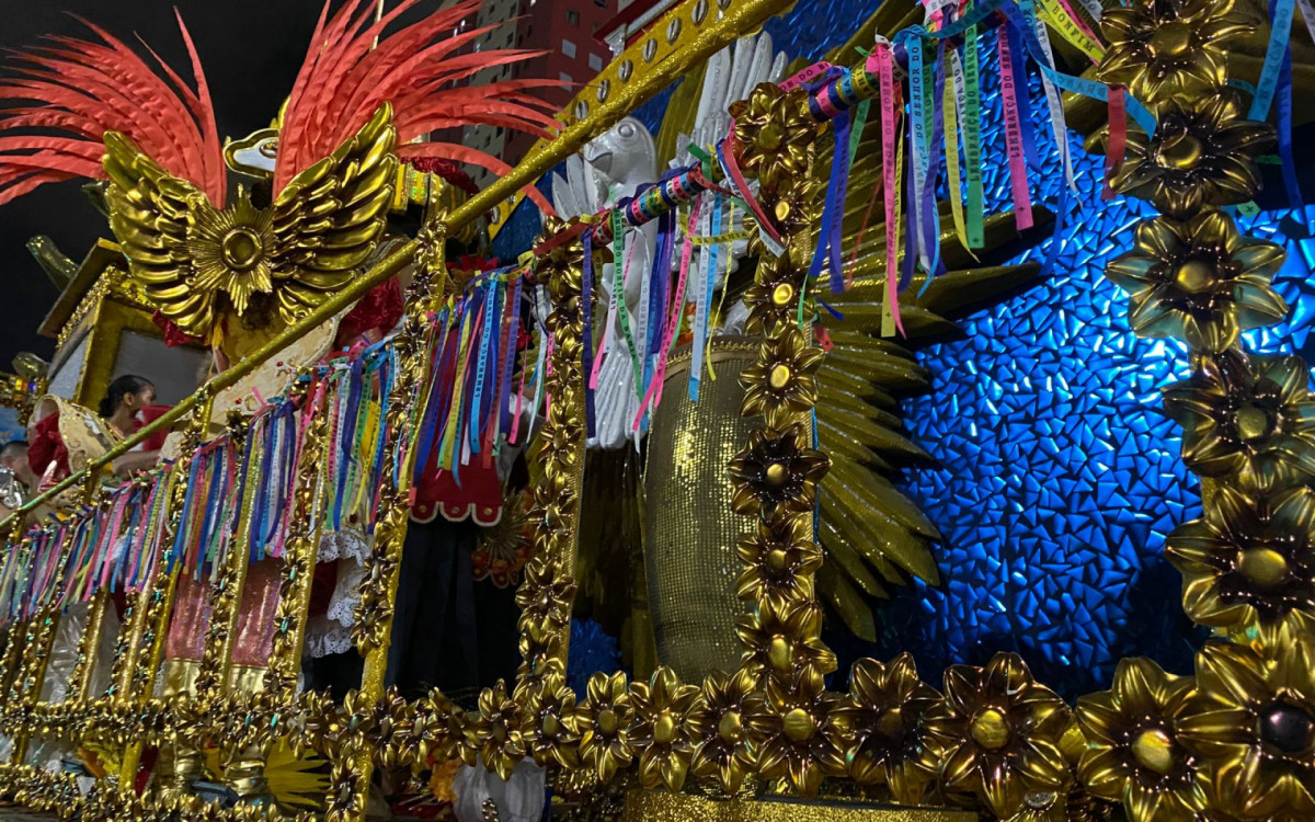 Integrantes da Unidos da Tijuca amarram fitas do Senhor do Bonfim e pediram a vit&oacute;ria para a escola