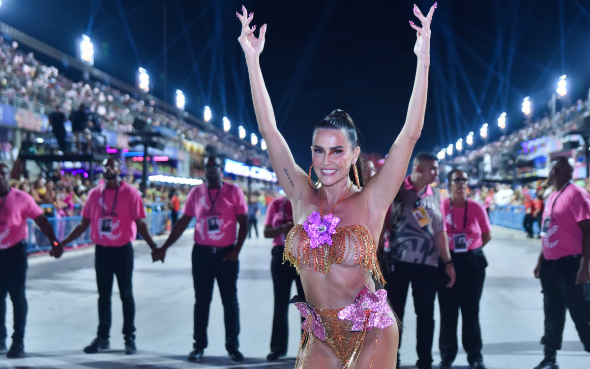 Deborah Secco exibe corpo sarado no desfile do Salgueiro neste domingo