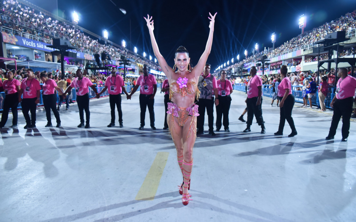 Deborah Secco exibe corpo sarado no desfile do Salgueiro neste domingo