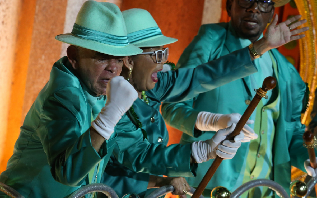 Componentes do Império Serrano durante o último desfile