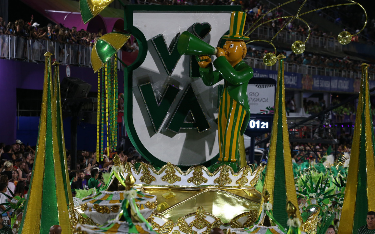 G.R.E.S  Imp&eacute;rio Serrano desfilou na primeira noite de desfile do Grupo Especial - Cleber Mendes