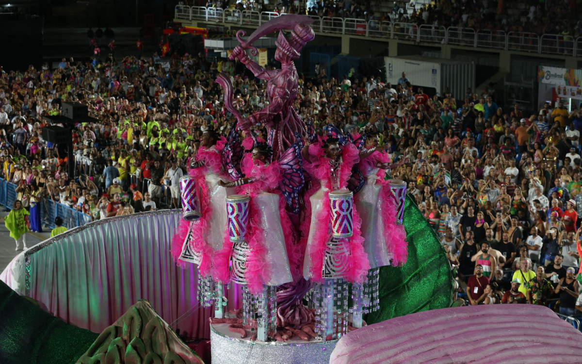 G.R.E.S Mangueira desfila nesta primeira noite de desfile do Grupo Especial, neste domingo(19). Foto:  Cleber Mendes/Agencia O Dia - Cleber Mendes