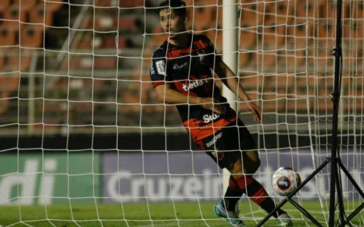 Eduardo Person ap&oacute;s marcar seu gol contra o Santo Andr&eacute;
