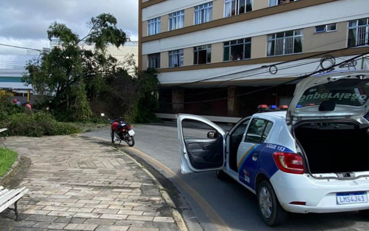 Tr&acirc;nsito foi interrompido temporariamente no local e GMBM teve que orientar motoristas