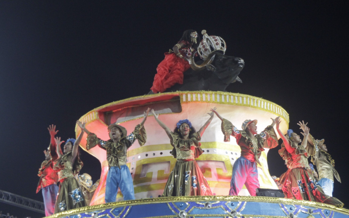 Para&iacute;so do Tuiuti abriu segundo dia de desfiles do Grupo Especial