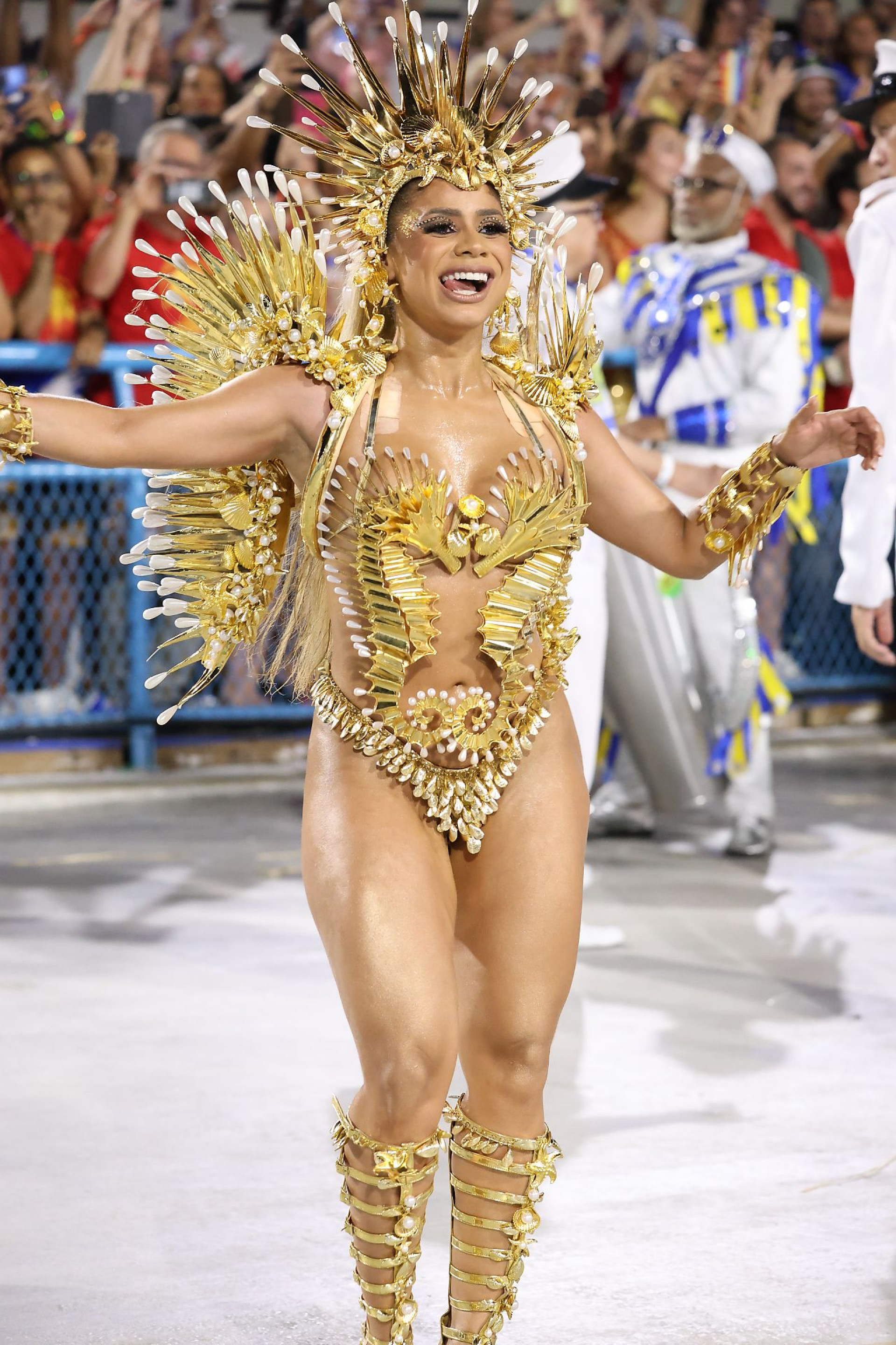 Lexa reinou &agrave; frente da Bateria Pura Cad&ecirc;ncia, da Unidos da Tijuca, na Marqu&ecirc;s de Sapuca&iacute;, na madrugada desta segunda-feira - Daniel Pinheiro / Agnews