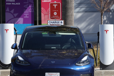 Tesla recolhe 363 mil carros após falha no piloto automático