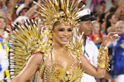 Caracterizada de sereia, Lexa exibe o corpo escultural na Marquês de Sapucaí