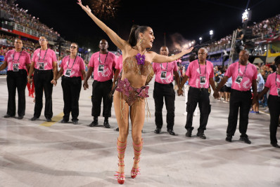 Madrinha do Salgueiro, Deborah Secco exibe bumbum na Sapucaí
