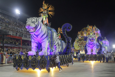 Alegoria do Paraíso do Tuiuti bate em hidrante e deixa rastro de água no Sambódromo