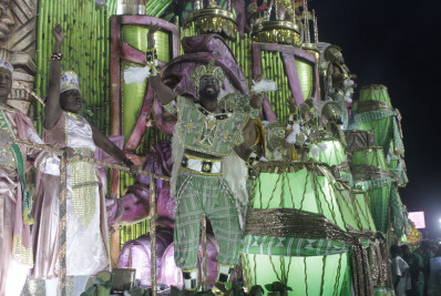 Mangueira arrebata exaltando a influência africana no Carnaval da Bahia e brigará pelo título