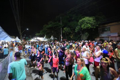 Carnaval de bairros reúne milhares de foliões em Niterói