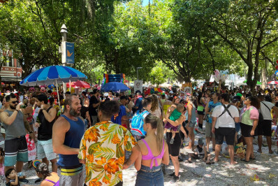 Bloco Largo do Machadinho faz a festa das crianças em praça da Zona Sul