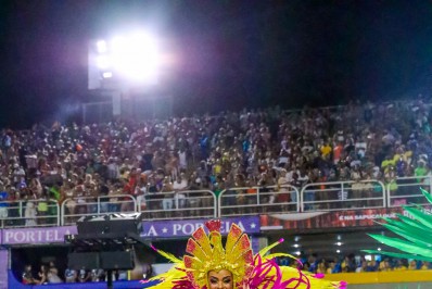 Enquanto musa brilha na Sapucaí, prefeito organiza o carnaval nas ruas