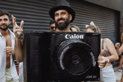 Fantasia de câmera gigante faz sucesso nos blocos do Rio