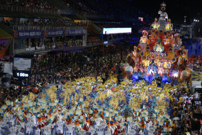 De camisa da diretoria ou no meio das caixas e tamborins