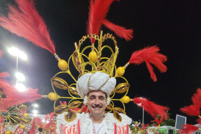 Sem descanso: Kiko Dinucci desfila pela Mangueira após comandar Cordão do Boitatá