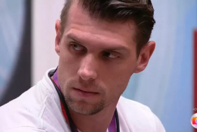 Brothers assistem a desfiles de Carnaval e fazem a festa na sala do 'BBB'