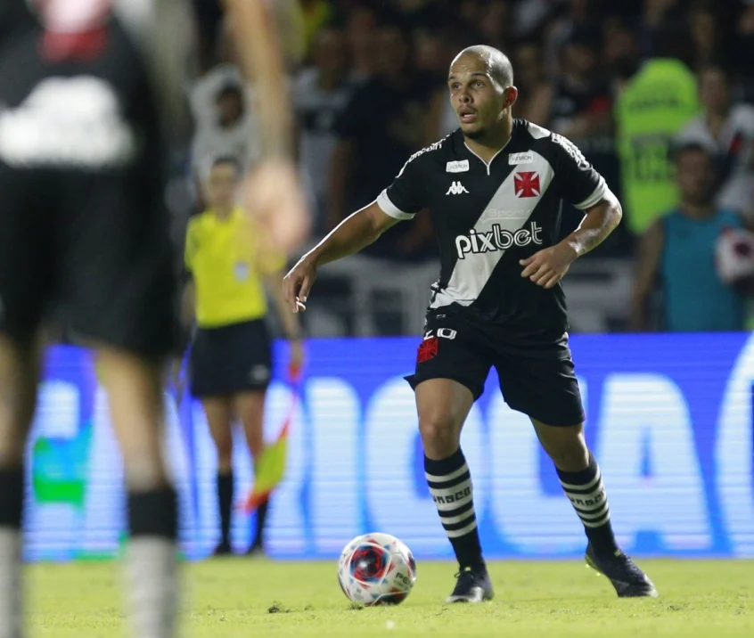Rodrigo relembra dificuldades na infância e destaca progressão no time profissional do Vasco