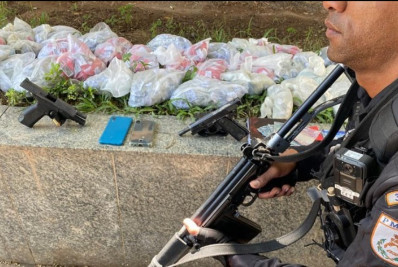 PM prende dois criminosos com pistolas e drogas em Belford Roxo