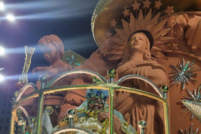 Baiana mais velha da Mocidade desfila de Nossa Senhora da Conceição em tripé