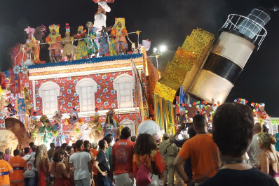 Último carro da Unidos da Tijuca bate em viaduto e entra quebrado no Sambódromo