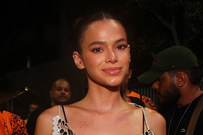 Bruna Marquezine e Alessandra Ambrósio curtem Carnaval de Salvador no Trio Major Lazer