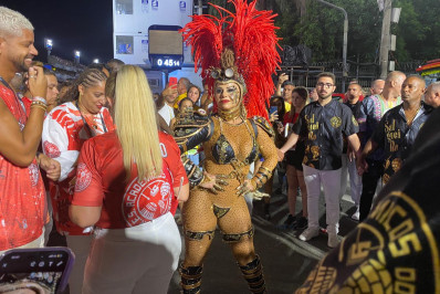 De São Paulo para o Rio, mamãe Viviane Araújo desfila pelo Salgueiro 