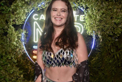 Solteira, Mari Bridi mostra a barriga sarada na Sapucaí: 'Gosto da energia do Carnaval'