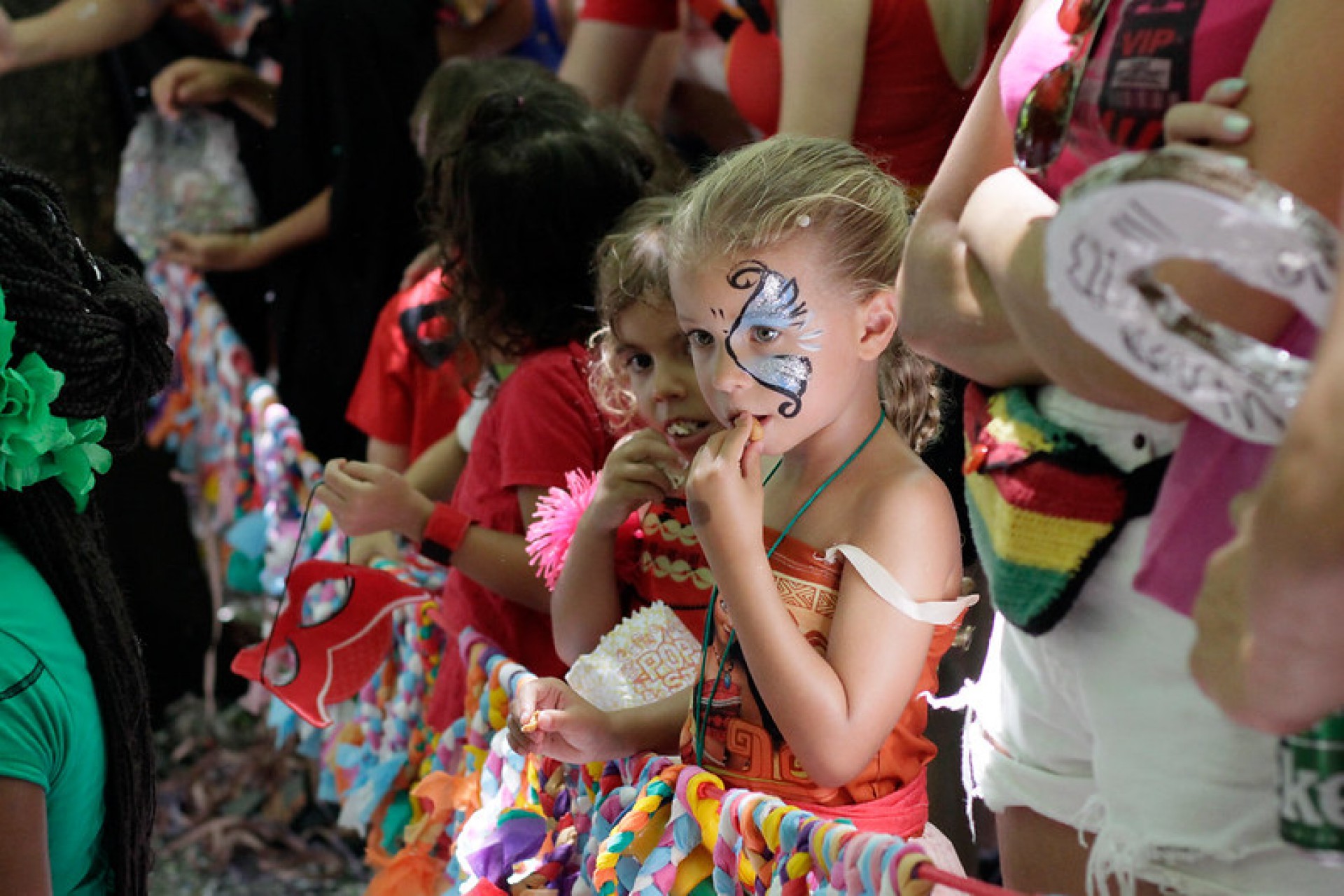 Crianças e adultos se divertem em bloco infantil 'Largo do Machadinho, Mas Não Largo do Suquinho', na manhã desta segunda-feira, em praça na Zona Sul do Rio - Divulgação RioTur/Joana Coimbra