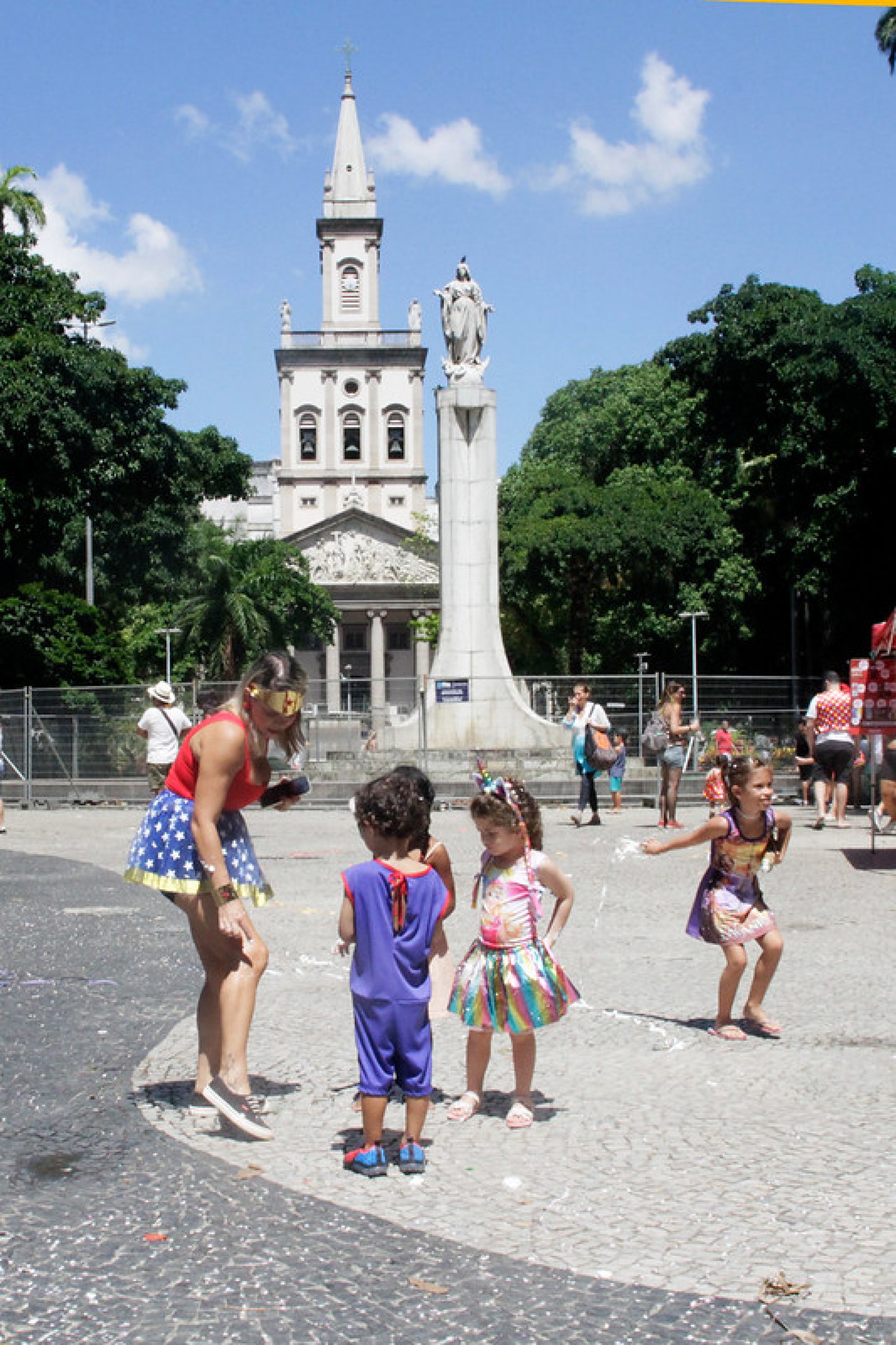 Crianças e adultos se divertem em bloco infantil 'Largo do Machadinho, Mas Não Largo do Suquinho', na manhã desta segunda-feira, em praça na Zona Sul do Rio - Divulgação RioTur/Joana Coimbra