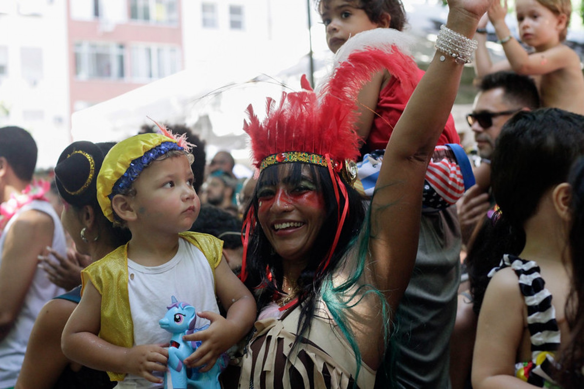 Crianças e adultos se divertem em bloco infantil 'Largo do Machadinho, Mas Não Largo do Suquinho', na manhã desta segunda-feira, em praça na Zona Sul do Rio - Divulgação RioTur/Joana Coimbra