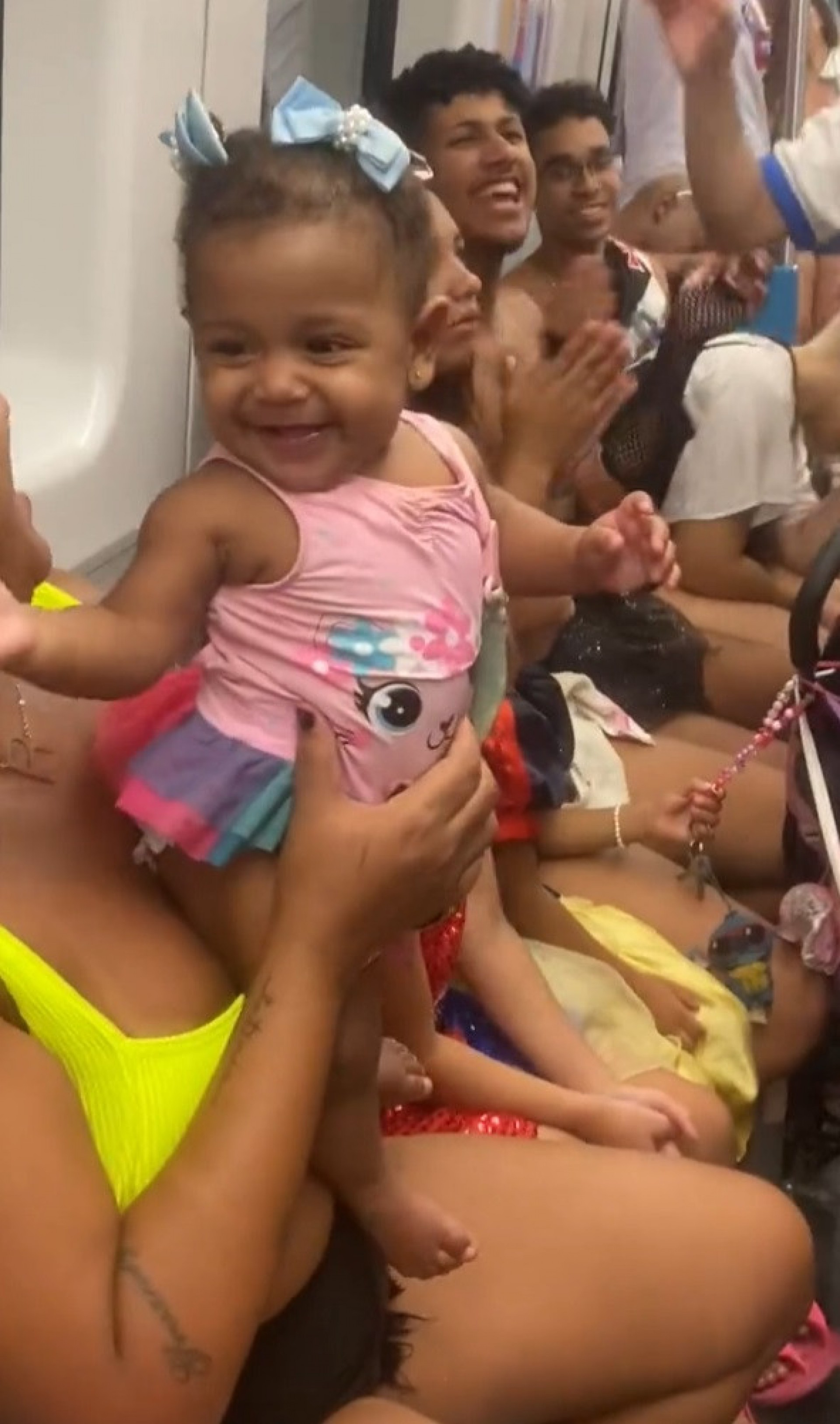 Foliões cantam 'Baby Shark' para distrair bebê durante viagem de metrô no Carnaval do Rio