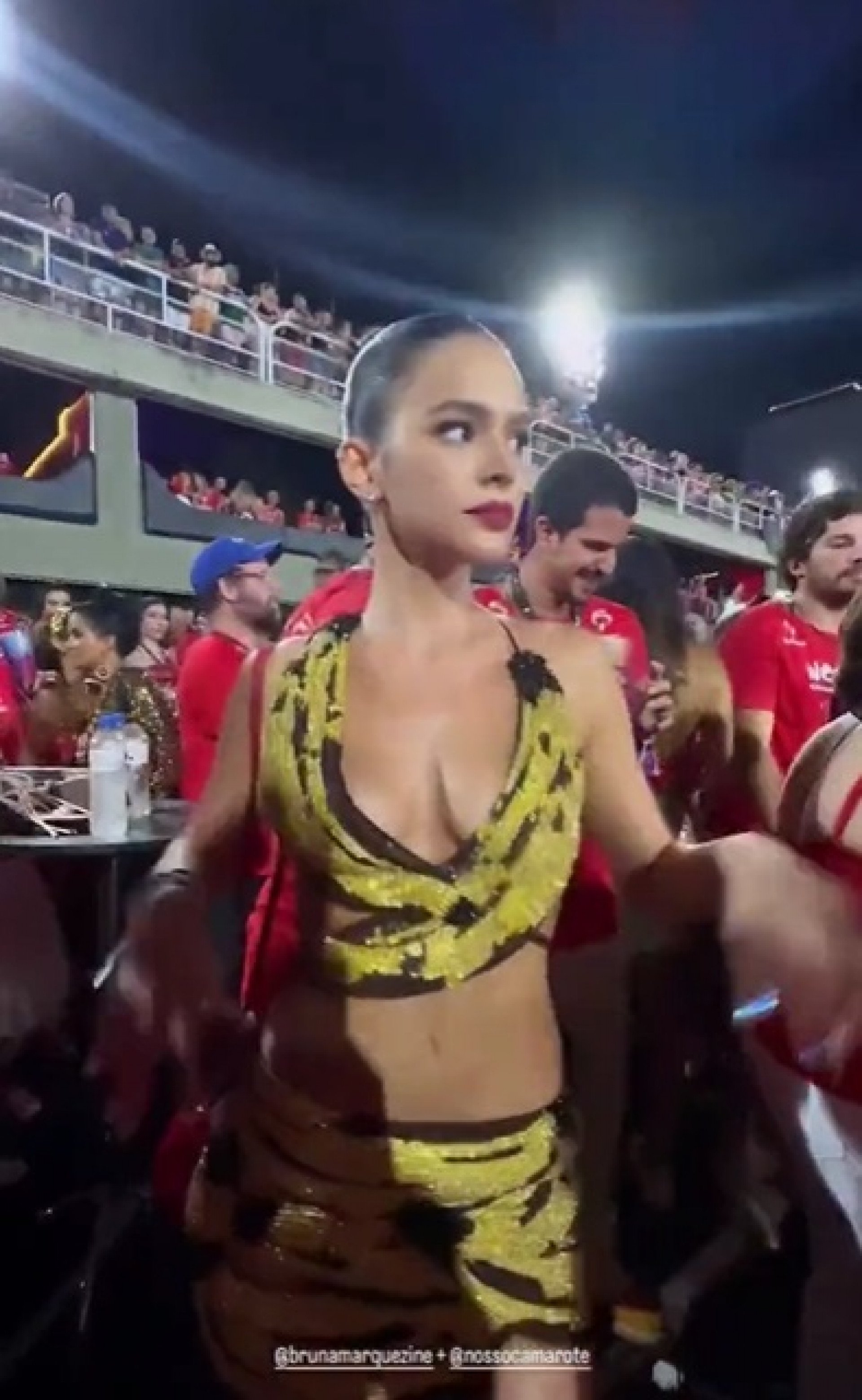 Bruna Marquezine e Enzo Celulari são vistos no mesmo camarote na Sapucaí - Reprodução Internet