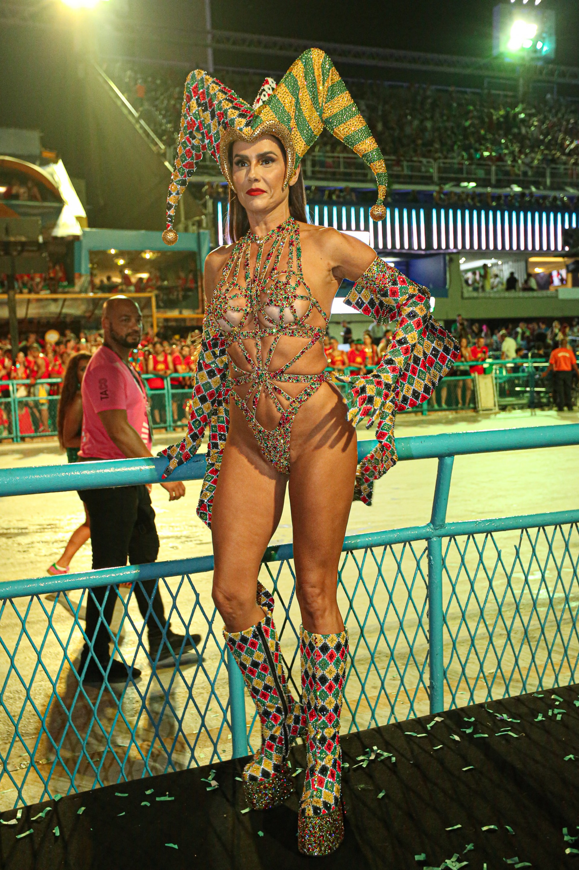 Deborah Secco em camarote na Sapucaí - Ag. News