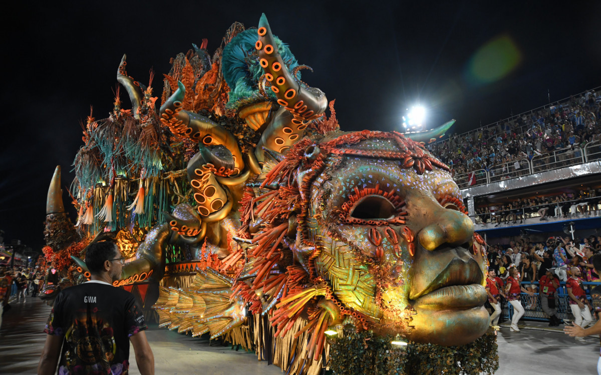 Viradouro encerrou os desfiles do Grupo Especial