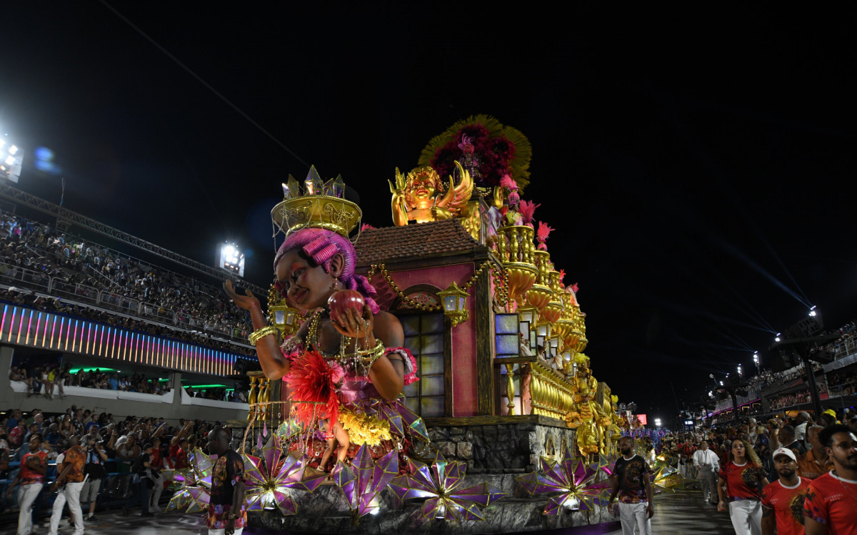 Viradouro encerrou os desfiles do Grupo Especial