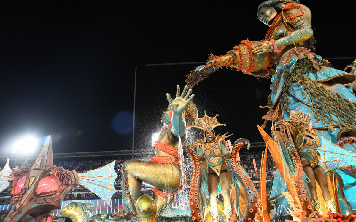 Viradouro encerrou os desfiles do Grupo Especial