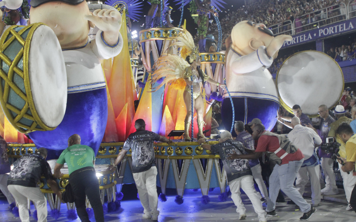 Carro da Portela apresenta problema no eixo   - Marcos Porto/Agencia O Dia