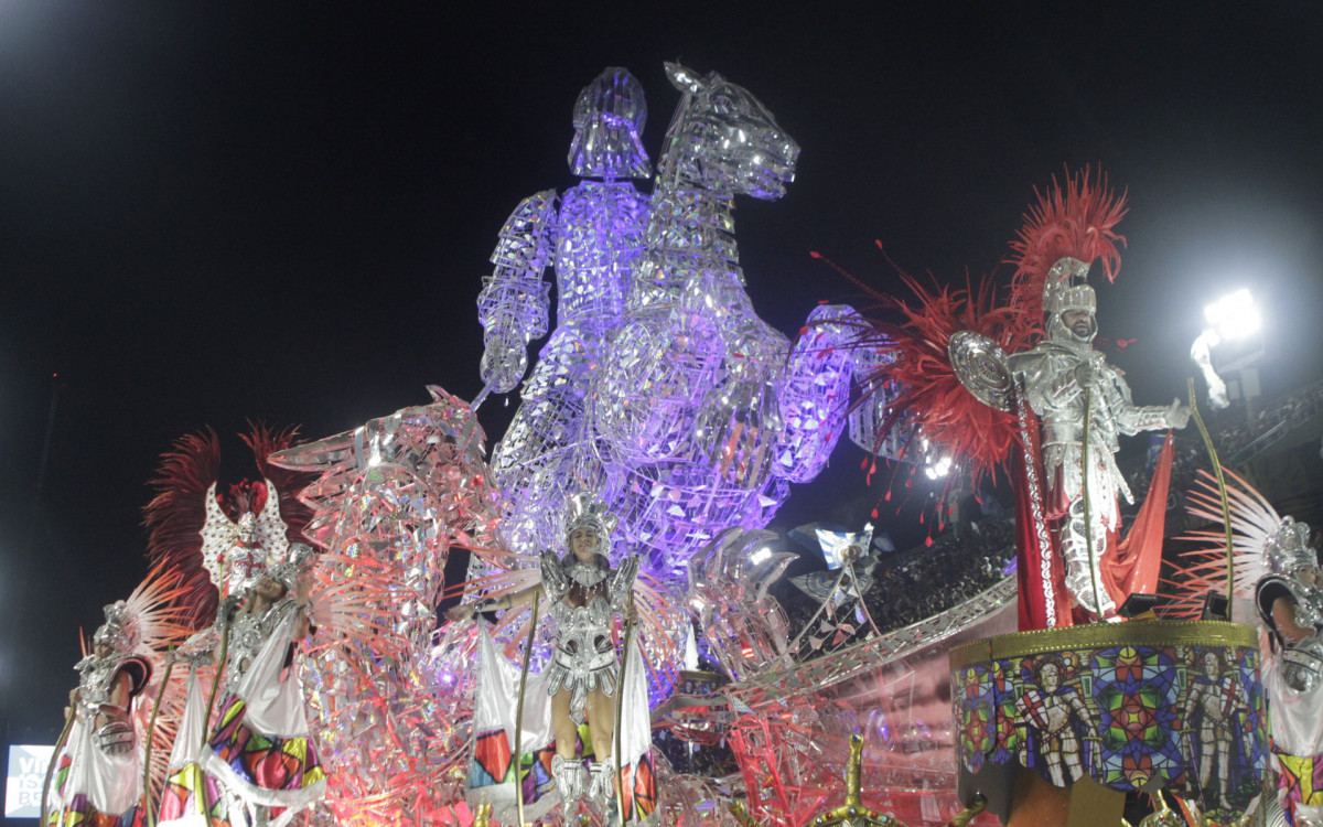 G.R.E.S Vila Isabel desfila nesta segunda noite de desfile do Grupo Especial, nesta segunda-feira(20). Foto:  Marcos Porto/Agencia O Dia