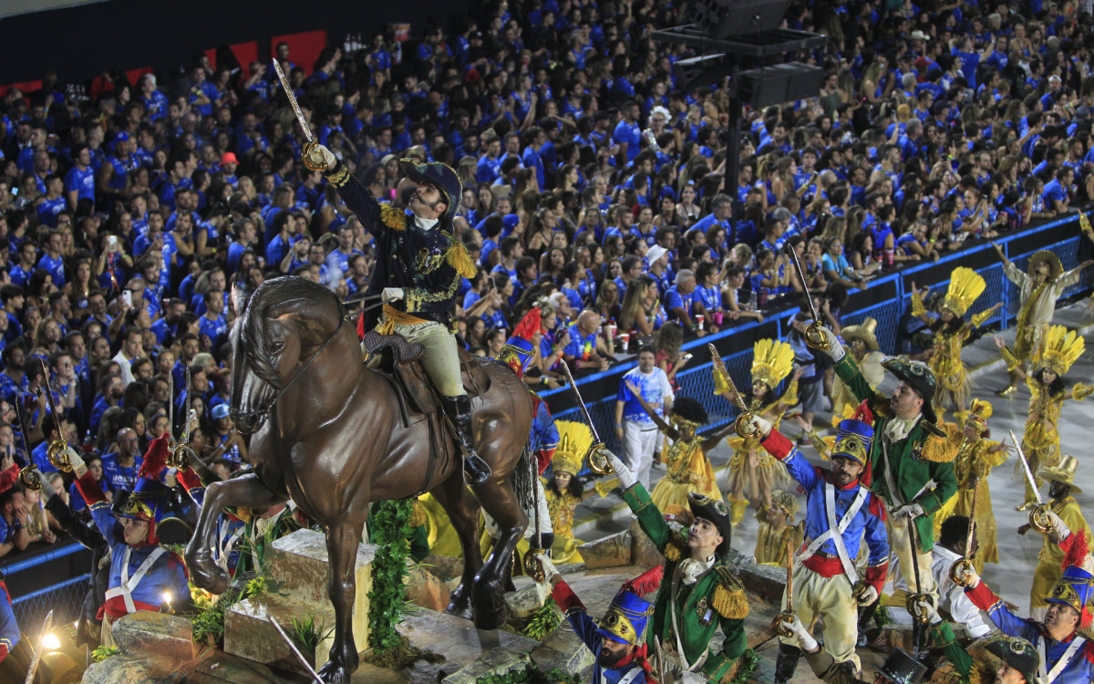 Beija-Flor foi a quinta a desfilar neste segundo dia no Especial