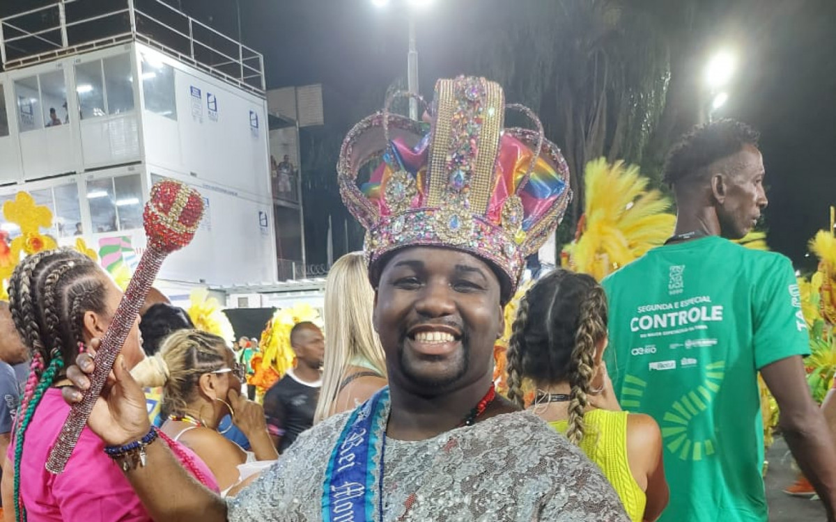 Jonathan Estandarte se emocionou com a entrada da Viradouro na Sapucaí