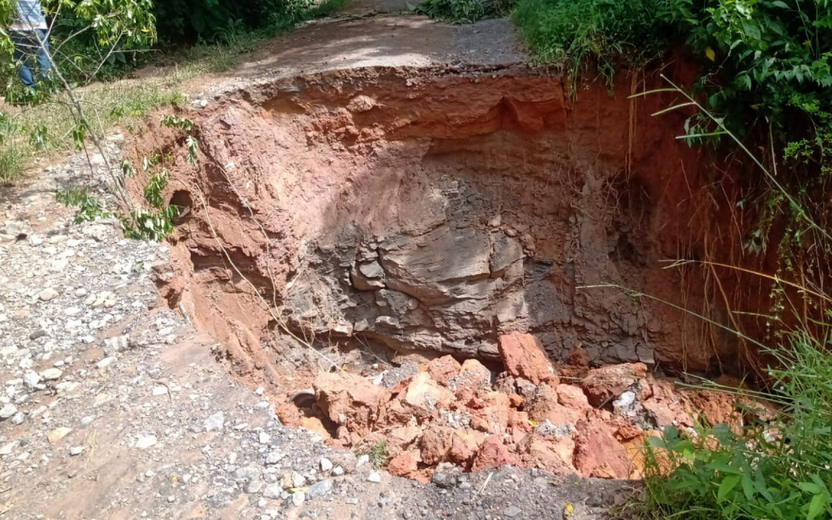 Cratera na estrada da Jacuba
