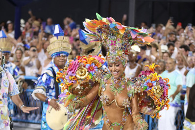 Sabrina Sato exibe o corpo escultural em desfile da Vila Isabel; veja as fotos