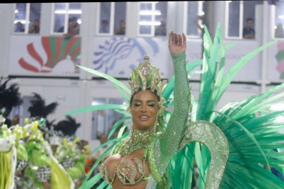 Desfilando na Sapucaí pela primeira vez, Aline Mineiro usa fantasia com penas ecológicas
