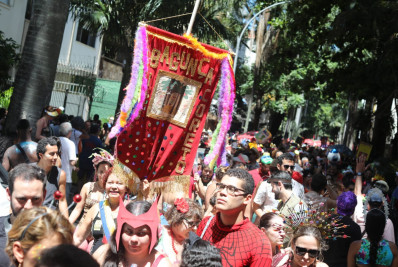 Bloco Bagunça o Meu Coreto faz cortejo depois de dois anos sem festa