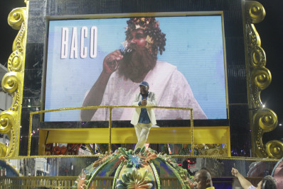 Com passeio por festas religiosas, Vila Isabel brilha e entra na briga pelo título